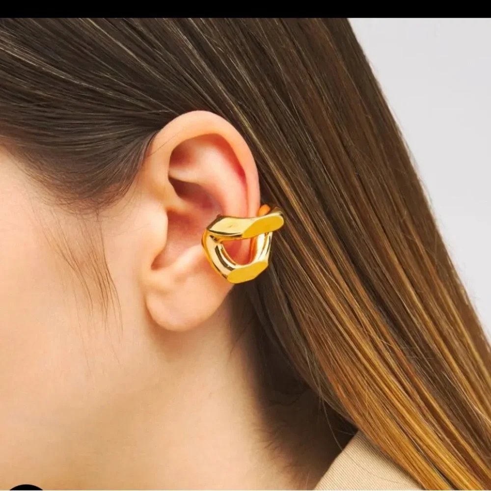 Burberry NWT Full Inclusion Gold Ear Scuff Jewelry - Picture 1 of 7